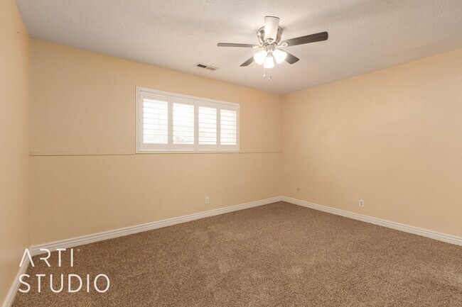Building Photo - Spacious 4 Bedroom, 3 Bathroom Home for Rent