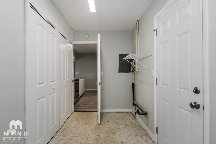 Building Photo - 7088 Spring Hill Dr