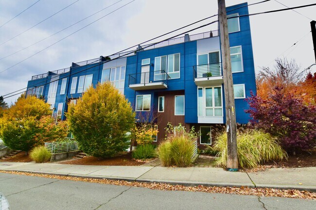 Building Photo - Gorgeous Eastlake Townhome - Stellar Locat...