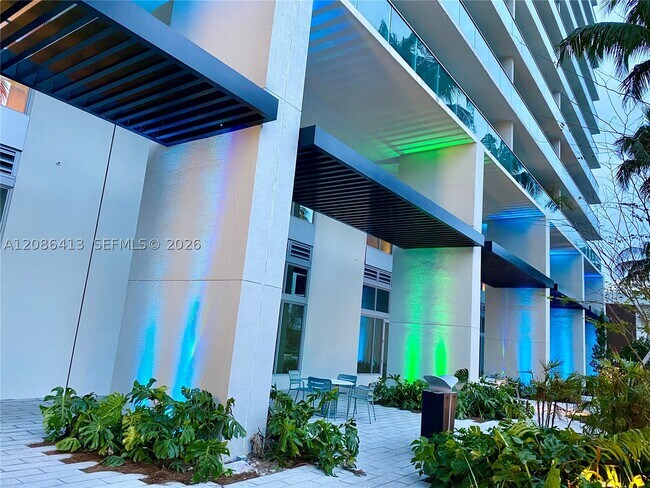 Building Photo - 1500 Bay Dr E