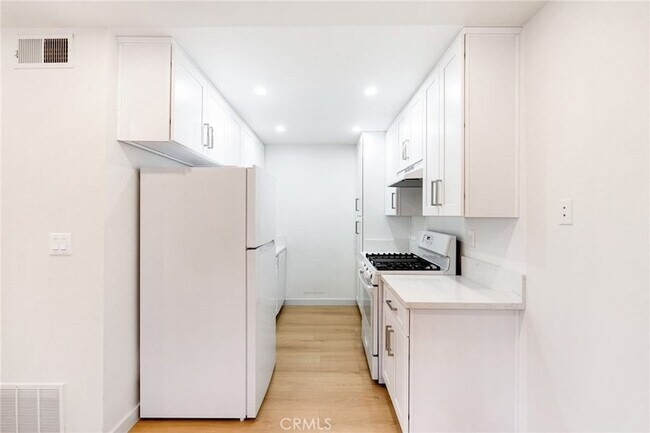 Building Photo - 333 Riverdale Dr