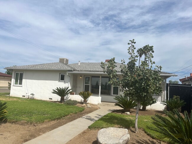 Building Photo - Sanger 2 Bedroom/2 Bath with trailer parking for Lease