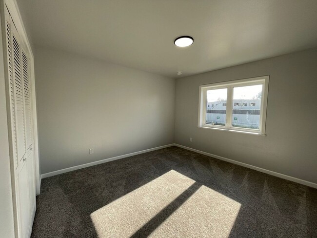 Building Photo - New Energy Efficient Constuction!