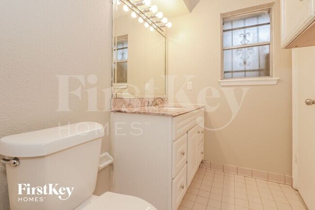 Building Photo - 2005 Tulsa St