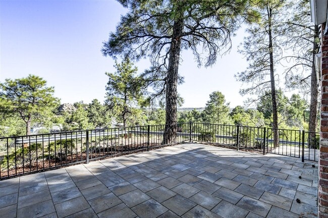 Building Photo - Move in special! 1/2 month off your first ...