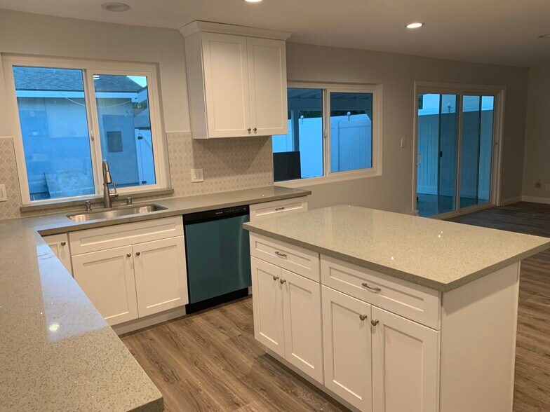 Kitchen - 15344 Leadwell St