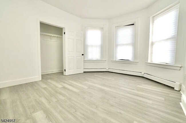 Building Photo - 11 Howard Pl