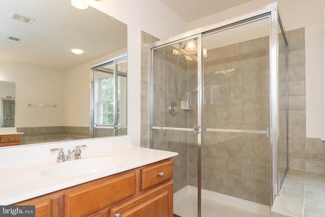 Building Photo - 3351 Beechcliff Dr