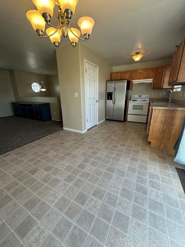 Building Photo - December Rent Free! Beautiful 5 Bed 2 Bath Home for Rent in Syracuse!