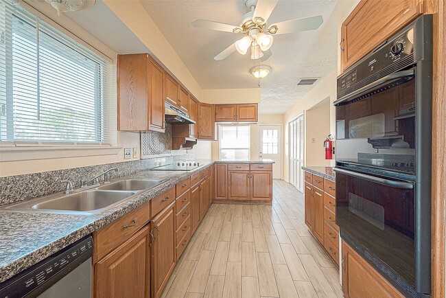 Building Photo - 830 Kenforest Dr