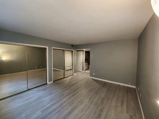 Building Photo - 1242 S Barrington Ave