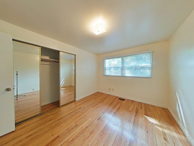 Building Photo - 4 Bedroom House ~ Close to Corvallis Count...