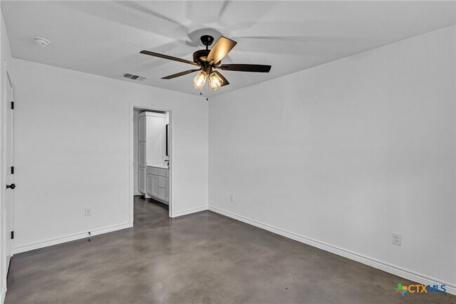 Building Photo - 907 Smoke Tree Ln