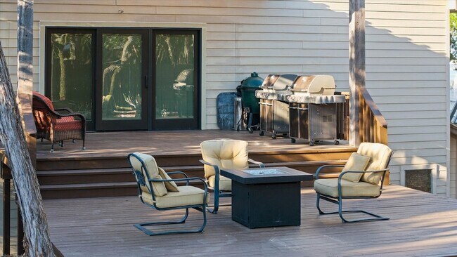 Building Photo - 785 Lake Forest