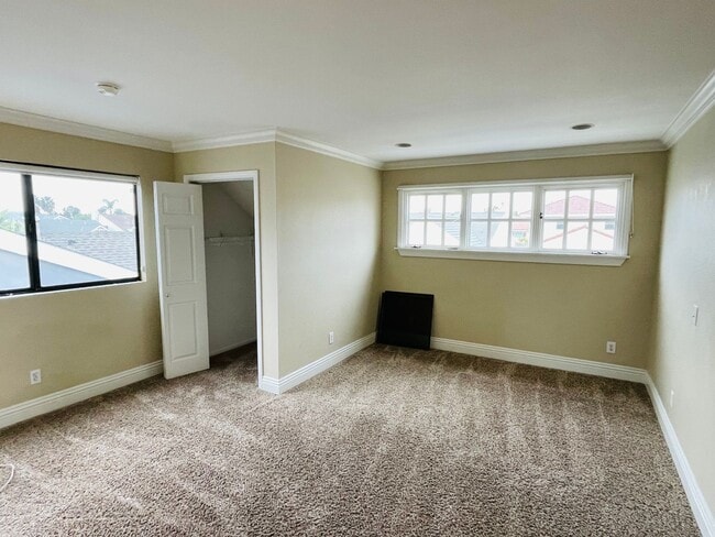 Building Photo - Beautiful 5 bedroom Irvine home
