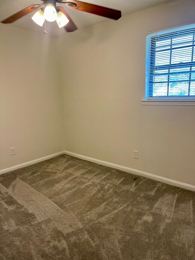 Building Photo - Spacious 3 bedroom condo