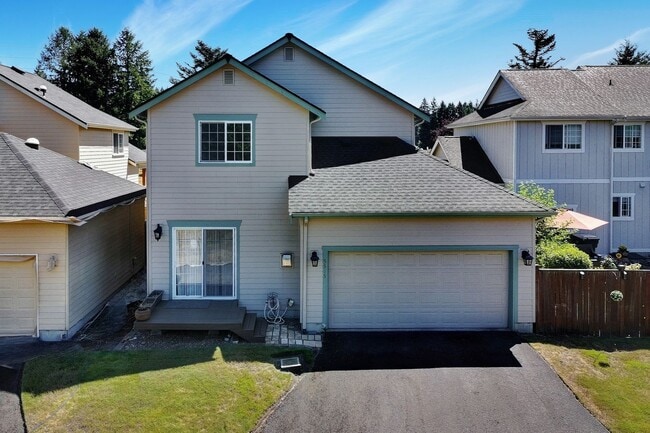 Building Photo - Must see! Spacious 3bd 2bath Ready for Imm...