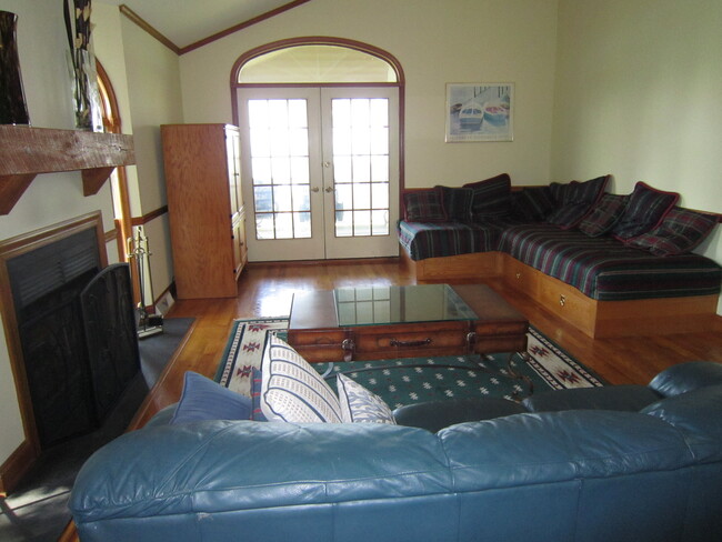 Great Room/LR with Built-ins and French Doors to Rear Porch - 21440 Bald Eagle Rd