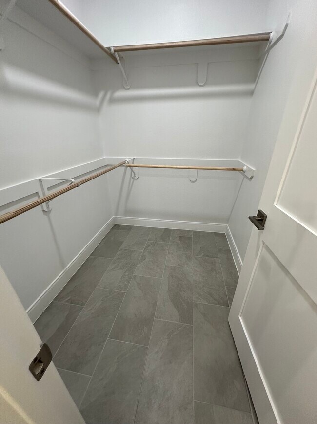 Building Photo - 136 Breezeway Dr