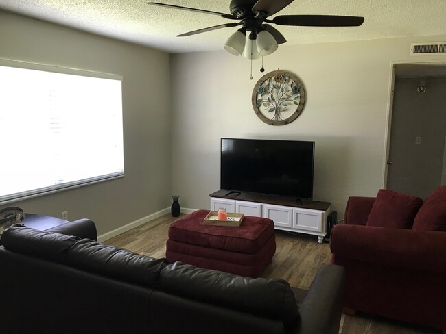 Building Photo - 2671 Azalea Dr