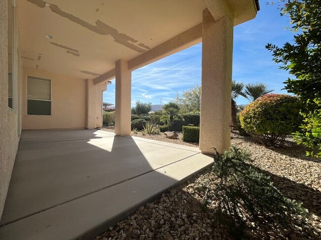 Building Photo - Age restricted 55+.charming one-story single-family house