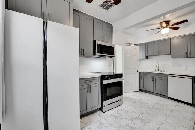 Building Photo - 1836 SW 9th Ave