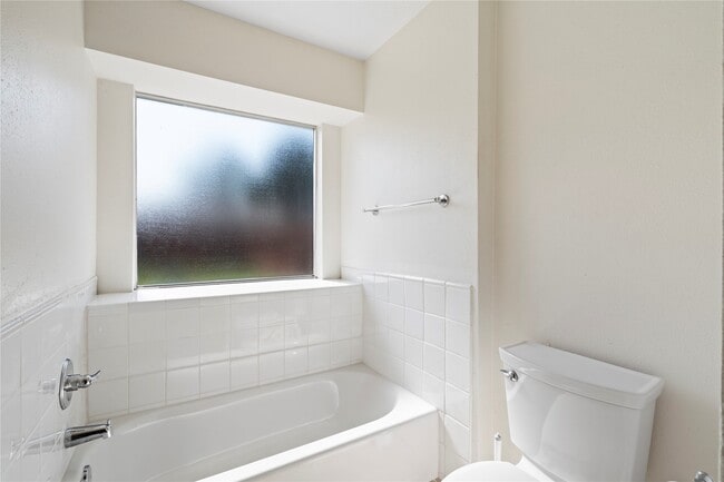 Building Photo - 806 N Willow Dr