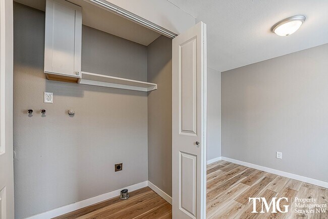 Building Photo - 2 BD Unit with Covered Deck