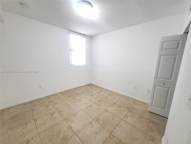 Building Photo - 435 SW 12th Ave