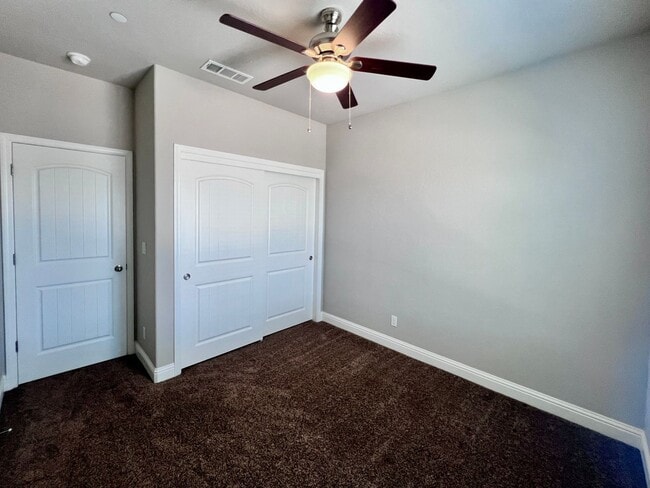 Building Photo - $2,795 Leonard & Gettysburg, 3 Bedroom 2.5...