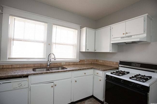 Building Photo - 2114 Maple St