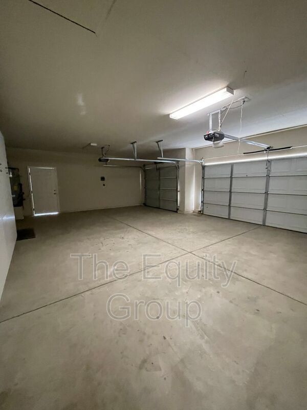 Building Photo - 608 W Evergreen Ct