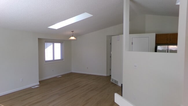 Building Photo - 924 Queens Ct