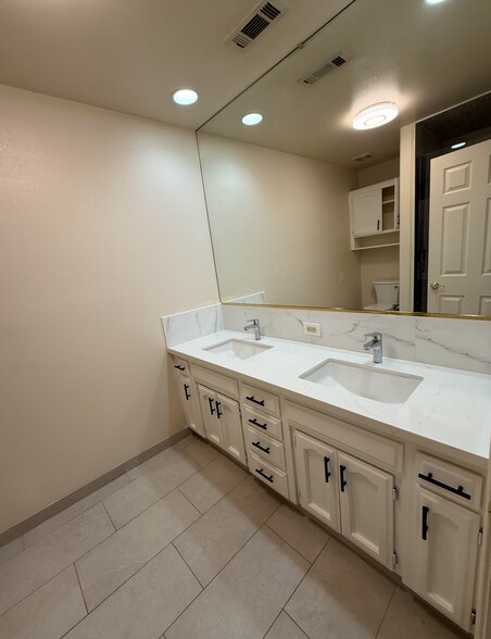Building Photo - 1542 E Alluvial Ave