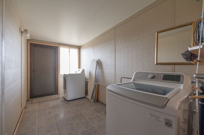 Building Photo - Quaint and Quiet 2-Bedroom 55+ Home with G...