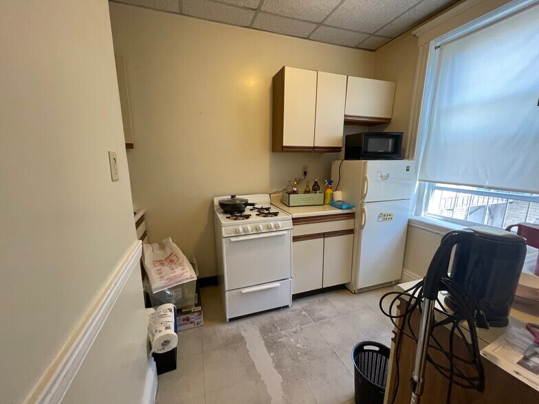 Building Photo - 158 Kelton St