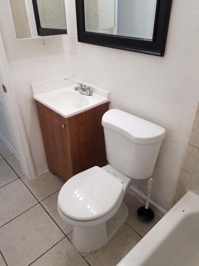 Building Photo - 2009 Division Ave