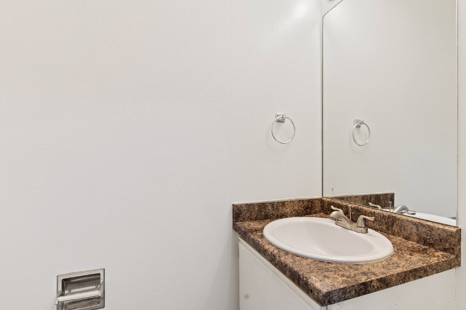 Building Photo - Upgraded 3-Bed Townhome Just Minutes from ...
