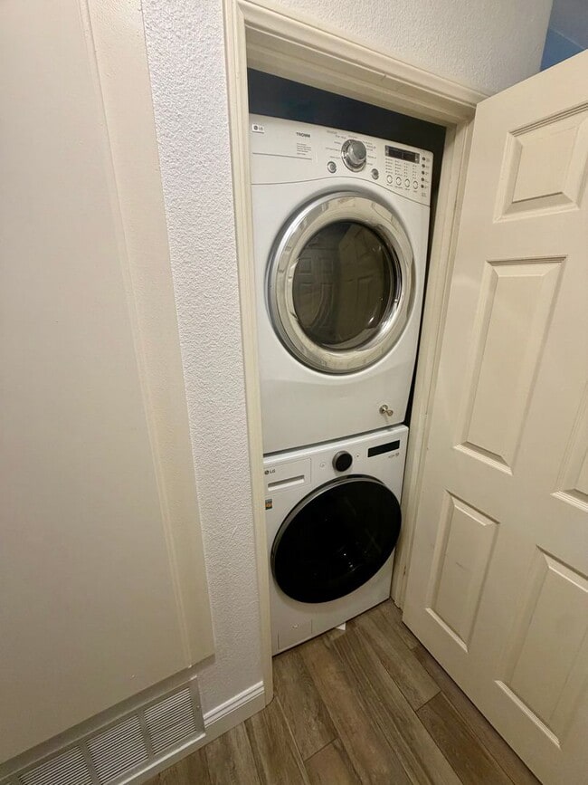 Building Photo - 1 bed, 1 bath Charming Unit in Lake Forest