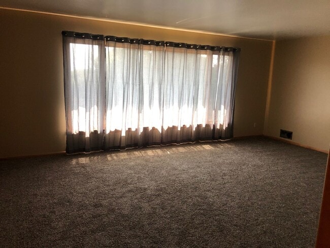 Building Photo - 3 Bed 2 Bath