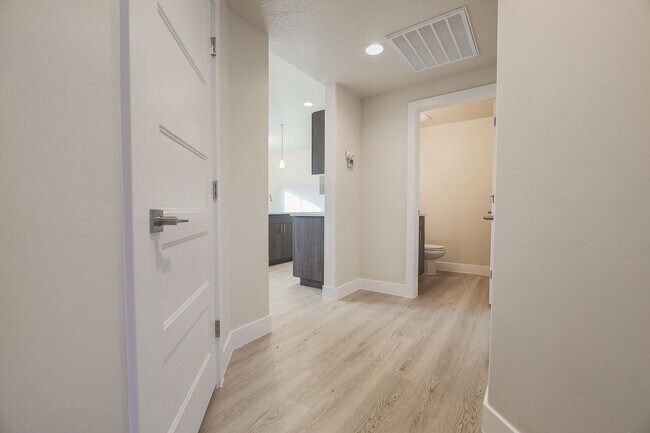 Building Photo - Crimson Park Town Home.