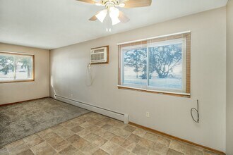 Building Photo - 2 Bed/1 Bath Apart- Off-Street Parking- Near Cub Foods- Available May 1