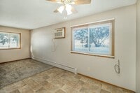 Building Photo - 2 Bed/1 Bath Apart- Off-Street Parking- Near Cub Foods- Available May 1