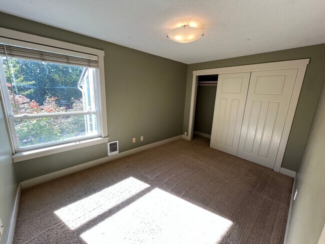 Building Photo - Lovely Private 2Bed + 1Bath Westmoreland Condo!! Secured Entry Building & Parking!