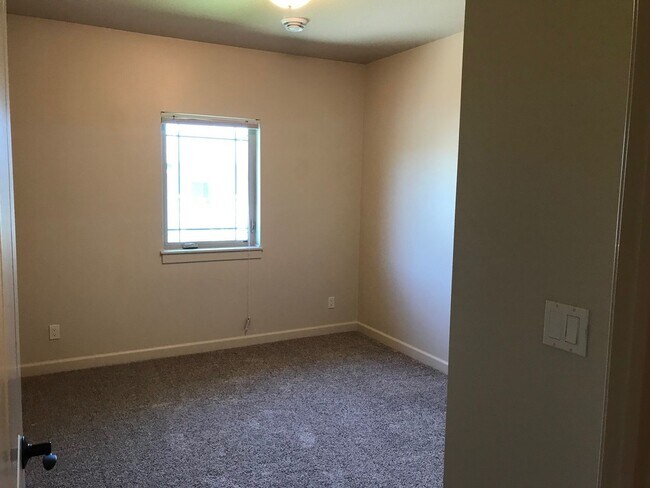 Building Photo - 2724 Bobcat Dr