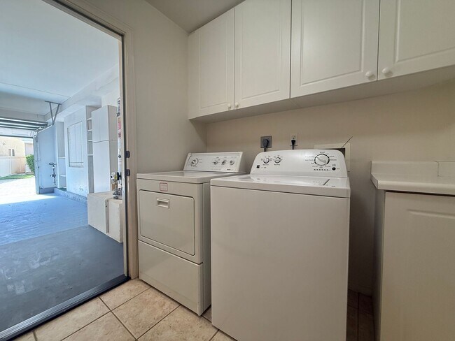 Building Photo - Spacious 3BR/2.5BA Home with Gated Communi...