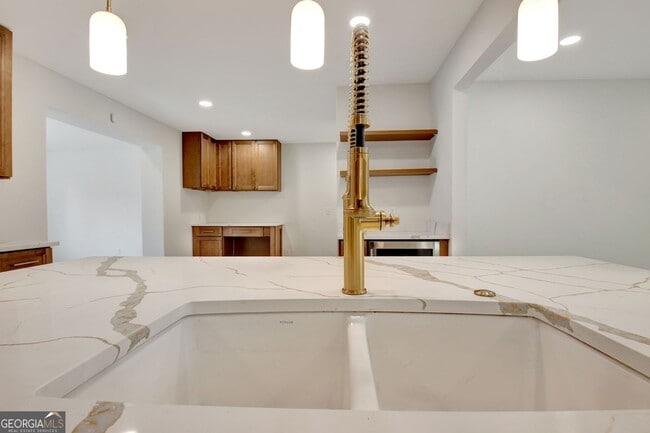 Building Photo - 183 Pine St NE