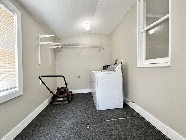 Building Photo - Two Bedroom Home in Wyoming