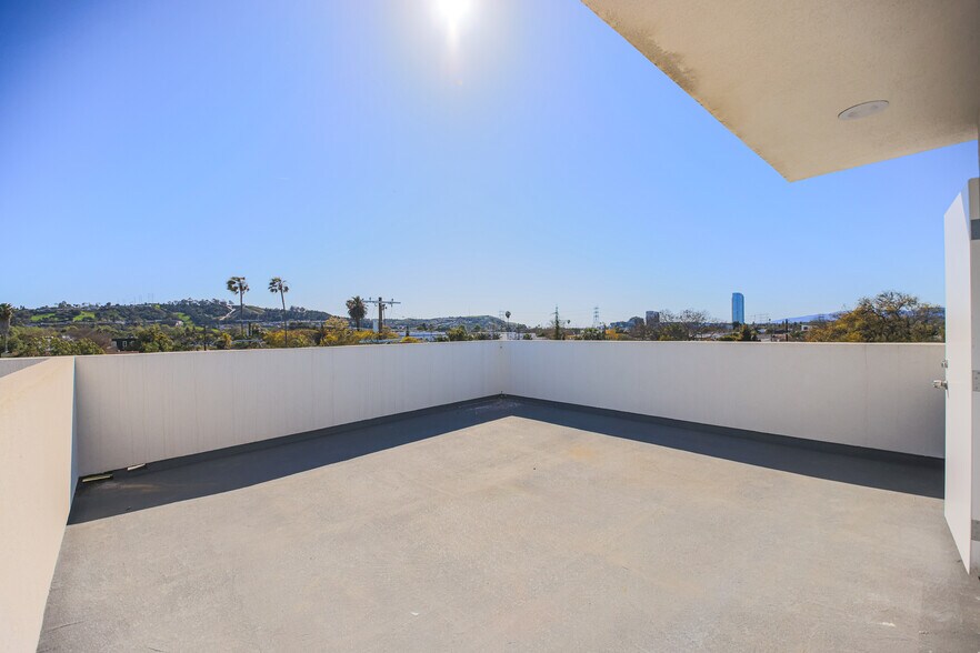 Building Photo - 2811 S Cloverdale Ave