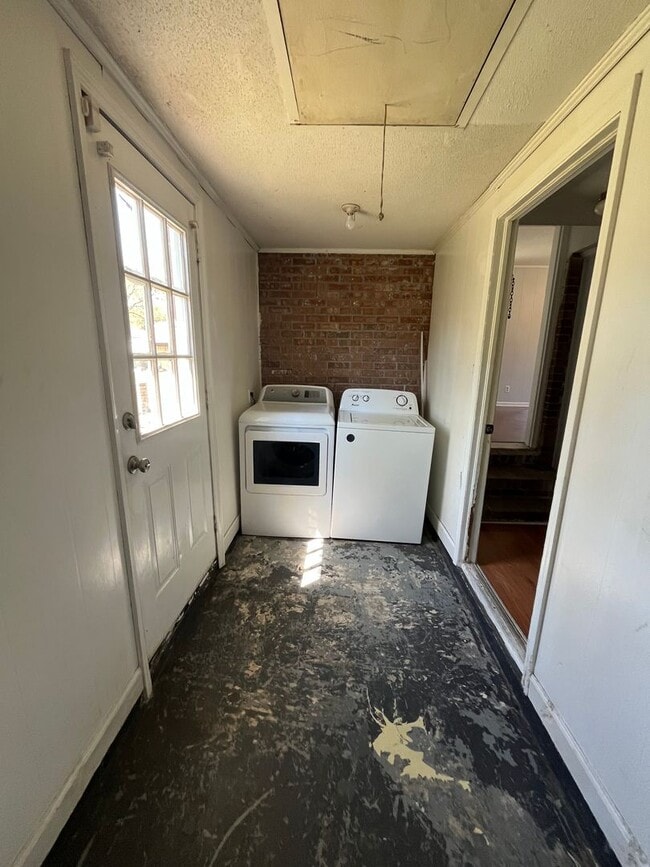 Building Photo - 4 Bedroom Home Located in Pineville Hills Community